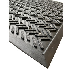 Gumová rohož Tree s odtokovými otvormi 60 x 90 cm