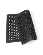 Vonkajšie odolné perforované rohože na odstraňovanie všetkých hrubých nečistôt.